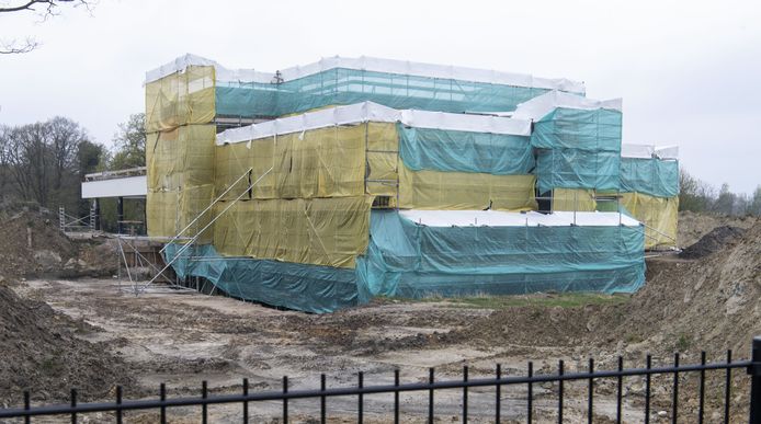 „Het ziet er nu niet uit”, erkent architect Fons Nijland. Maar dat is logisch zolang er gebouwd wordt: het huis zit aan een kant nog helemaal ingepakt in steigers en zeilen..