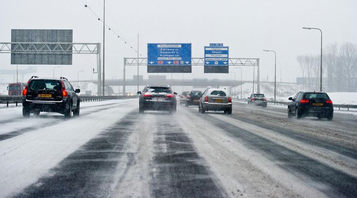 Automobilisten banen zich voorzichtig een weg op de besneeuwde A15. De wagens op de foto hebben niets met de rechtszaak te maken.