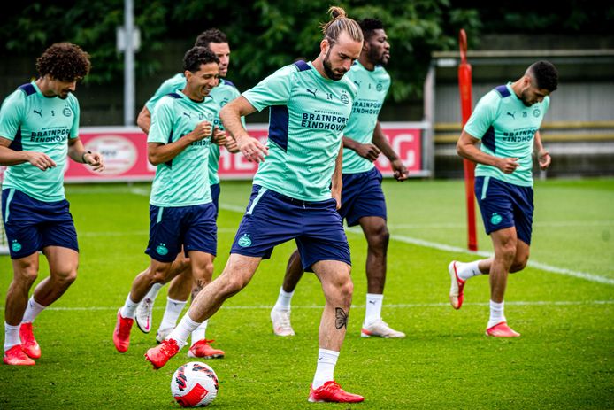 Davy Pröpper leidt de groep bij PSV tijdens de laatste training voor het duel om de Johan Cruijff Schaal.
