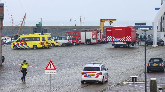 Hulpdiensten in de haven van Harlingen.