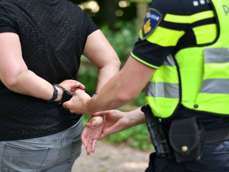Politie houdt drugsdealer (25) uit Veenendaal aan en neemt meer dan vijfhonderd wikkels cocaïne in beslag