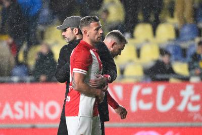 “Een platgespeeld hockeyveld”: Alderweireld en Van Bommel spreken “schande” over kunstgras na puntenverlies bij STVV
