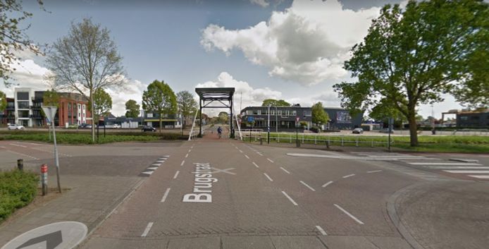 De fietsoversteek op de kruising van de Acacialaan met de Brugstraat in Raalte. Het is een van de vijf oversteken die de gemeente gaat aanpakken.