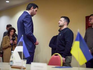 Zelenski knuffelt met Hoekstra in Oekraïne: 'We zijn samen op weg naar de overwinning’
