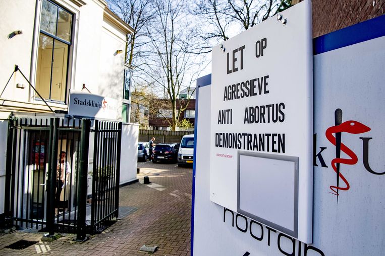 Waarschuwing voor cliënten bij de abortuskliniek Het Vrelinghuis in Utrecht. Beeld ANP