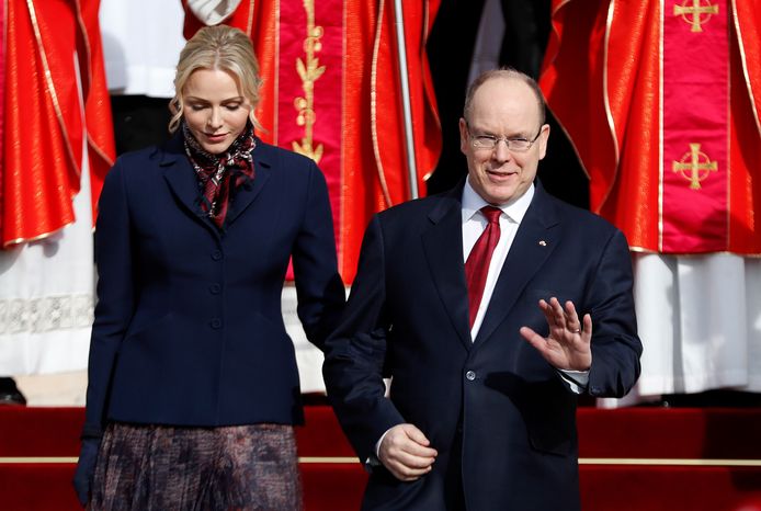 Prins Albert en zijn vrouw prinses Charlène. De vorst heeft aangekondigd het budget voor het paleis en het prinselijk huis met bijna 40% te verminderen.