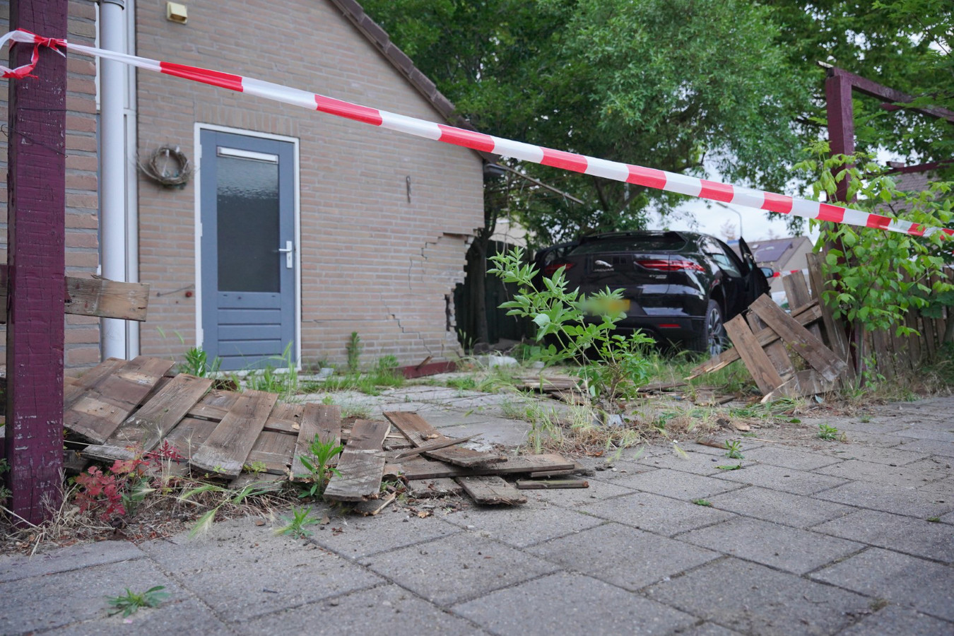 Een auto reed dwars door een tuinhek en ramde een woning aan de Horstacker 12e straat in Nijmegen.