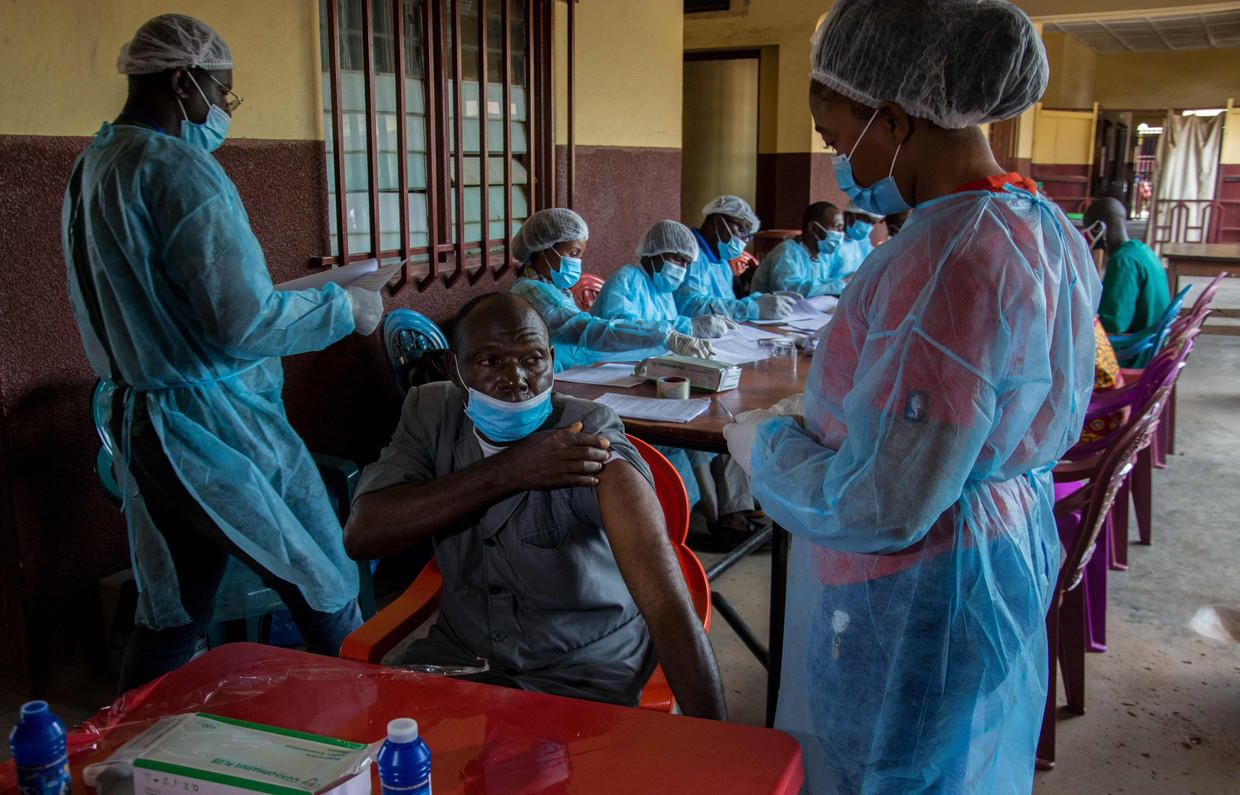Een medewerker van het ziekenhuis in N'zerekore in Guinee wordt gevaccineerd tegen ebola nu er een nieuwe uitbraak is in deze plaats.   Beeld AFP
