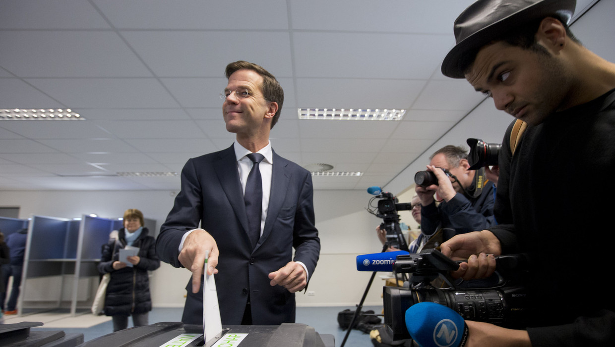 VVD-leider Mark Rutte brengt zijn stem uit. Beeld ap