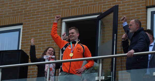 Hulde voor kampioen touwtrekken Sem Hobert (26) in Bentelo
