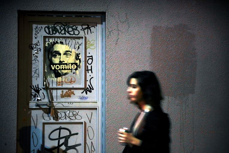 Een anti-Bolsonaro boodschap op straat in São Paulo, Brazilië.  Beeld ANP / EPA