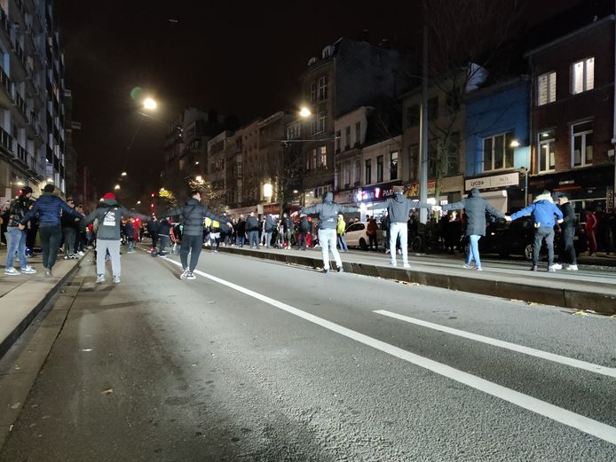 De vorige keer, na de laatste wedstrijd van Marokko in de groepsfase van het WK, vormden bemiddelaars en buurtvaders een menselijke ketting om een confrontatie met de politie te voorkomen.