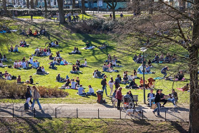 Jongeren zoeken elkaar op in het Kronenburgerpark in Nijmegen.