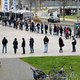 Vaccineren of thuisblijven: in Oostenrijk zorgen verstrengde maatregelen voor lange rijen bij de prikbus