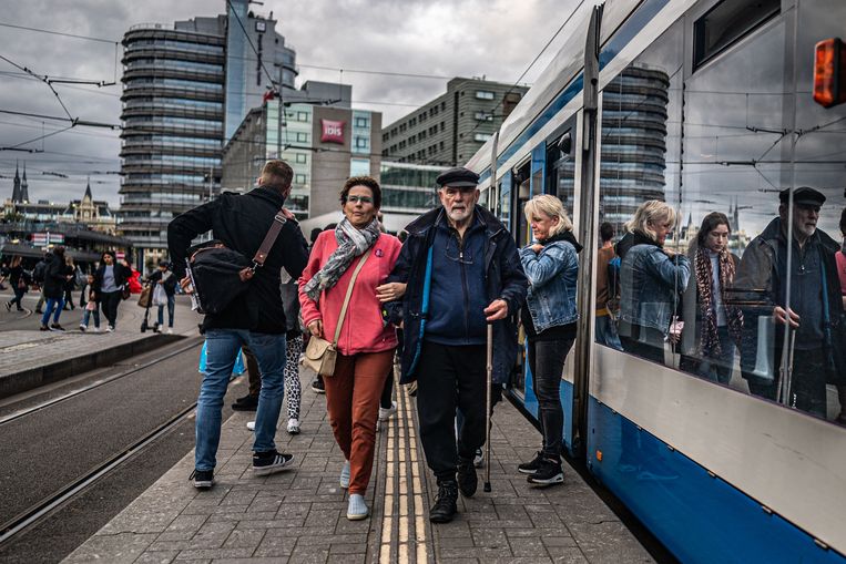 Ov in Amsterdam wordt duurder: ‘Ik kan moeilijk dat eind gaan fietsen’