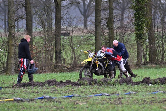 Er werd wat geploeterd tijdens de brommercross in Holterhoek van Jong Gelre. Stortbuien waren de grote spelbreker.