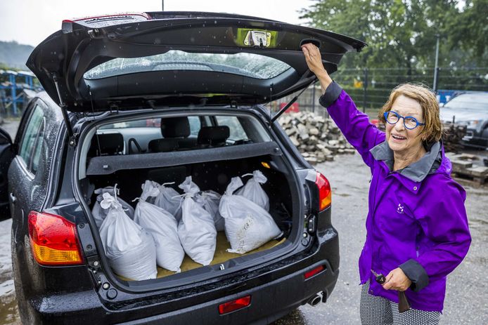 Inwoners van onder meer Kerkrade konden zandzakken meenemen om zich te wapenen tegen het wassende water.