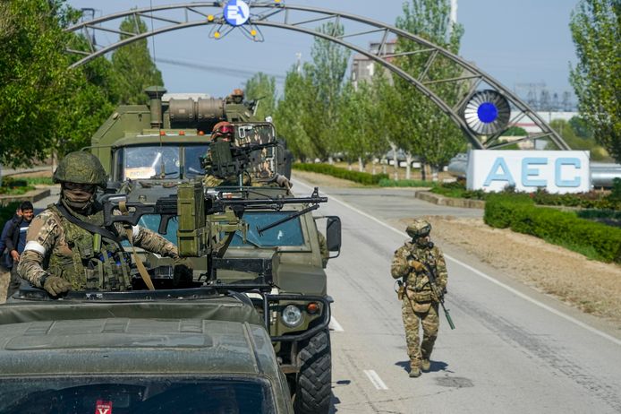 Un convoi militaire russe est vu sur la route menant à la centrale nucléaire de Zaporijjia.