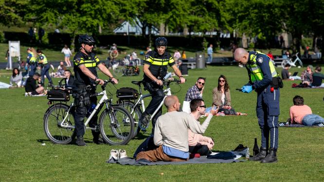 Politie vindt gevild damhert in druk stadspark Amsterdam: “De meest bizarre vondst ooit”
