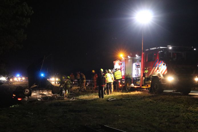 Hulpdiensten bij de gecrashte auto.