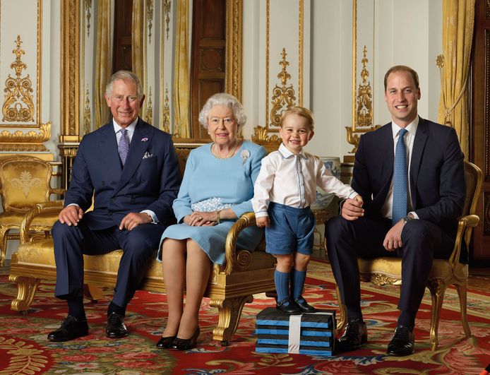 De koningin en haar drie troonopvolgers op een rij: prins Charles (links), prins William (rechts) en prins George.