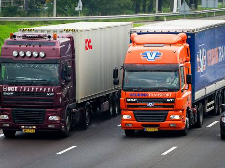 ‘Waarom geldt er niet dezelfde maximumsnelheid voor personenauto’s én vrachtwagens?’