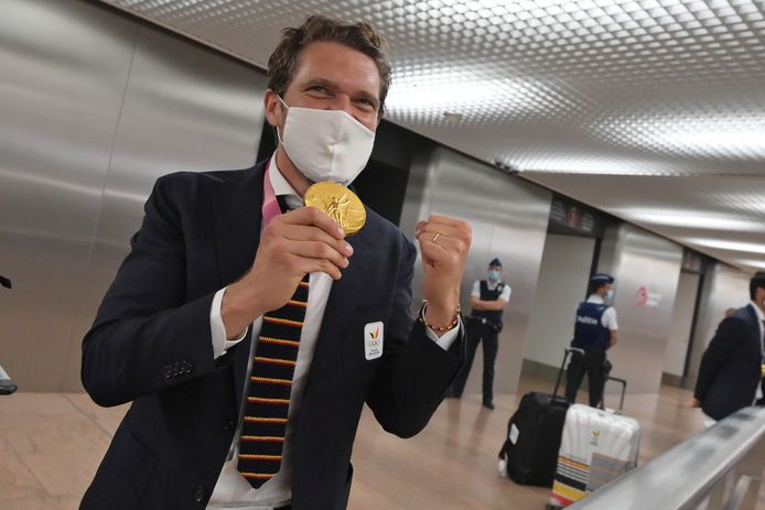 Le gardien des Red Lions, Vincent Vanash, pose fièrement avec sa médaille d'or.