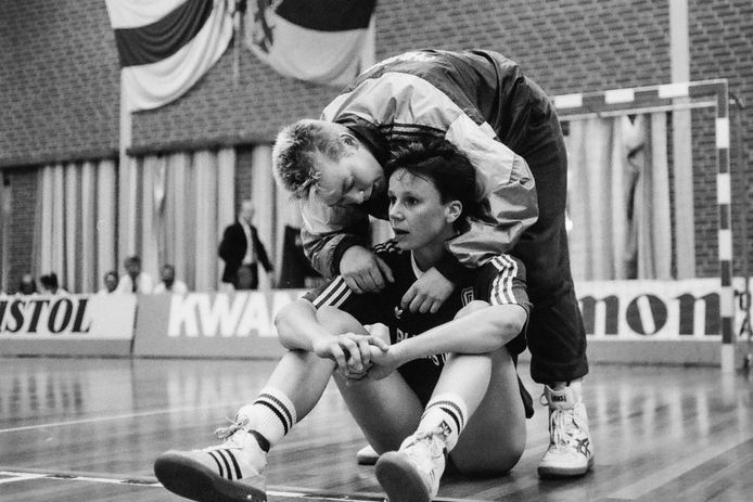 Christa Thorsen (zittend) wordt getroost door reserve-keepster Helene Beris.