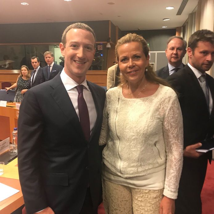 De Zweedse Europarlementariër Cecilia Wikström laat een foto nemen van zichzelf met Facebook-topman Mark Zuckerberg.