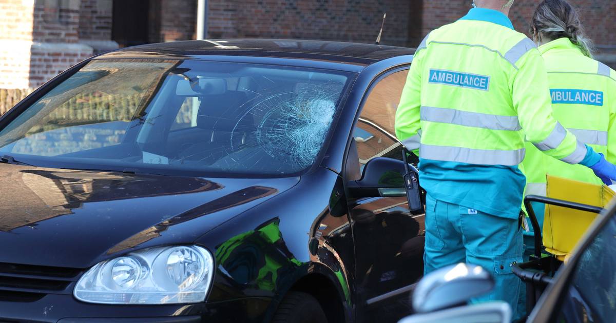 Fietsster gewond naar ziekenhuis na aanrijding in Waalwijk.