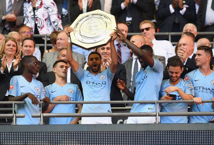 Riyad Mahrez, de enige grote aankoop van Manchester City, met de Community Shield. City won afgelopen zondag op Wembley met 2-0 van Chelsea. De ploeg van Pep Guardiola is opnieuw de grote favoriet voor de landstitel.