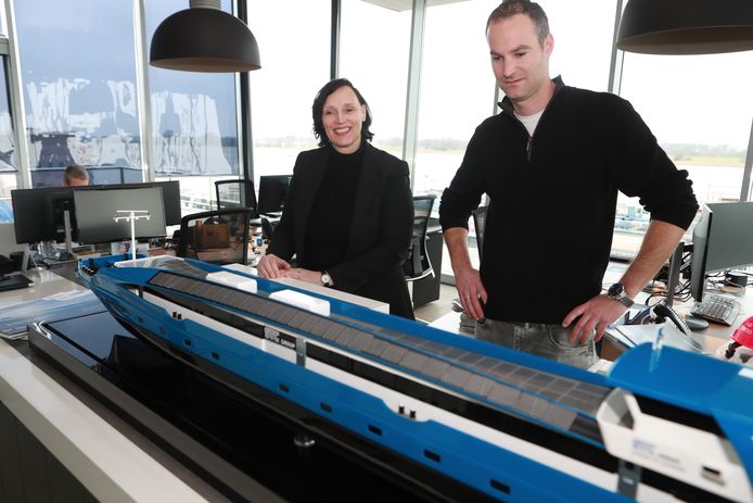 Nicole van Spronsen, projectmanager bij het Scheepvaart en Transport College en Tim van Berchum, financieel manager bij Concordia Damen, bij een model van het schip.