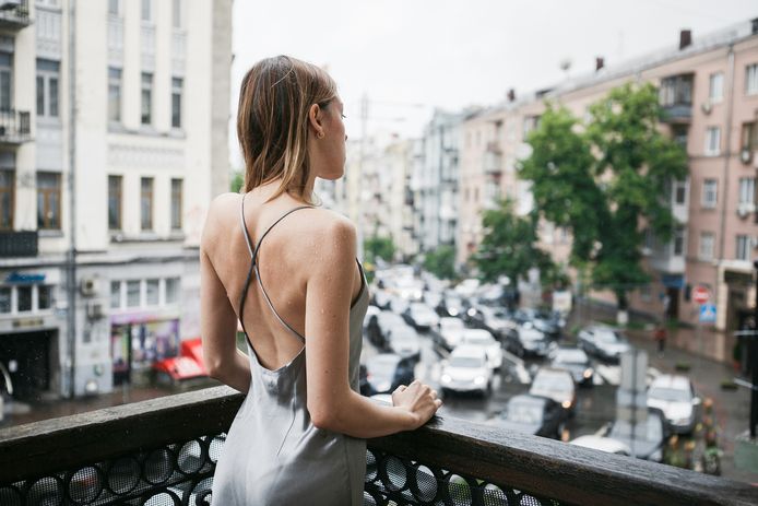 Kleding met een open rug? Zo blijft je beha verstopt - Libelle