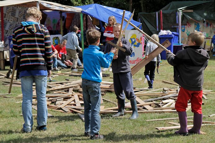 Aan het begin van de KinderVakantieWeek in Berghem ligt er een enorme berg hout, die in een dag verdwijnt en gebruikt wordt voor het bouwen van hutten voor de hele week.