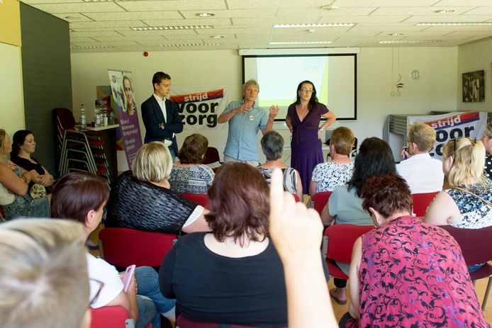 Informatiebijeenkomst voor medewerkers van Verian Care & Clean in De Stolp in Apeldoorn .Vakbondbestuurder Wim van der Hoorn (m). Johann Honders (juridisch medewerker RMN) links en Chantal van Dijk rechts.