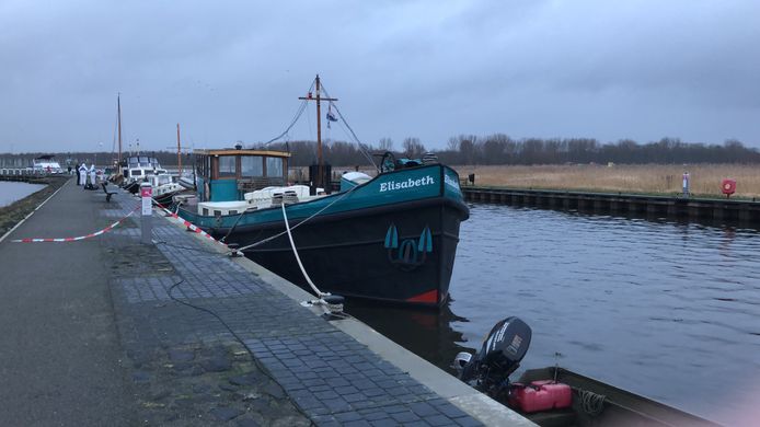 Links: in de haven van Bunschoten-Spakenburg, waar de boot van Barbara ligt. Rechts: aan de overkant, bij Zeewolde, werd haar lichaam aangetroffen.