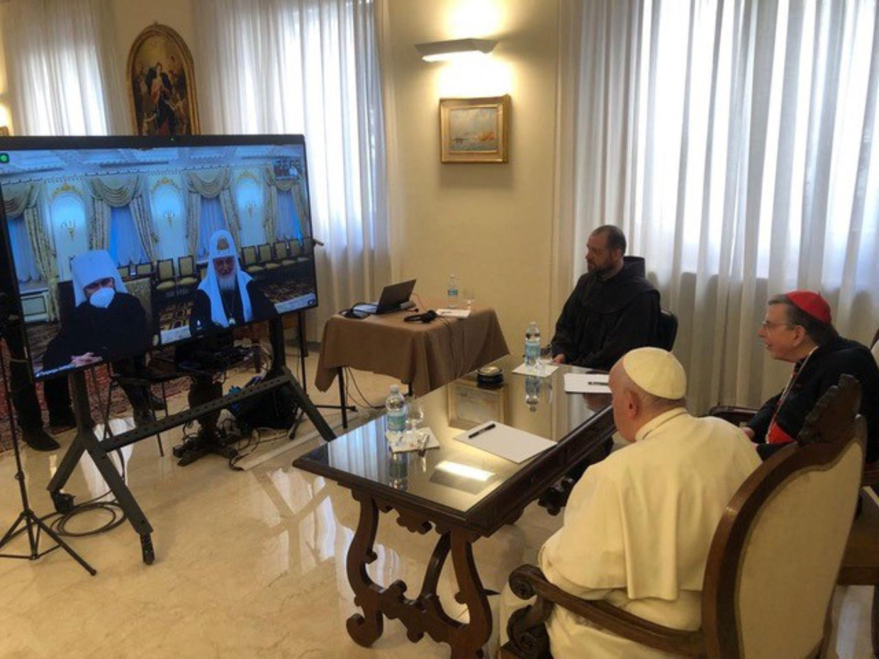 Paus Franciscus sprak vorige week via videoverbinding met de Russische patriarch Kirill (links op het scherm). Beeld AFP