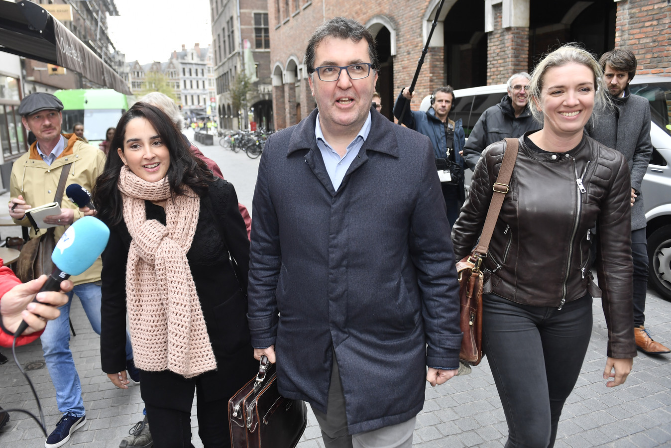 Oktober 2018: op weg naar een van de gesprekken met Bart De Wever, na de gemeenteraadsverkiezingen waarin Groen uitstekend scoort. Vlnr. Ikrame Kastit, Wouter Van Besien en Freya Piryns.