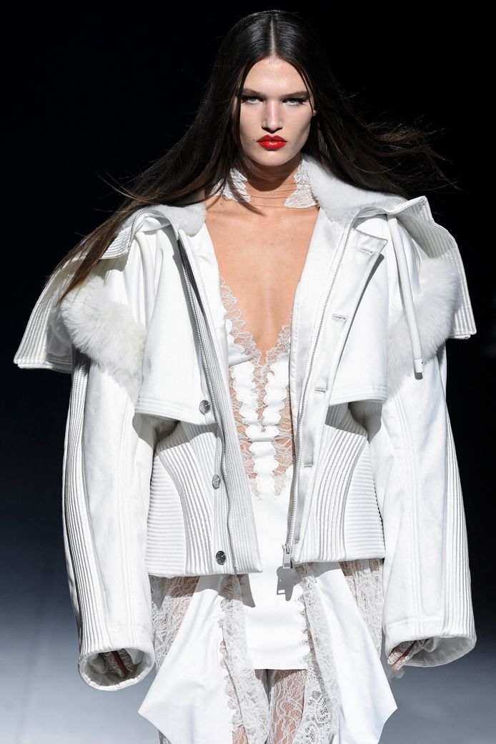Een model in ontwerpen van Mugler tijdens de recentste modeshow van het merk in januari.