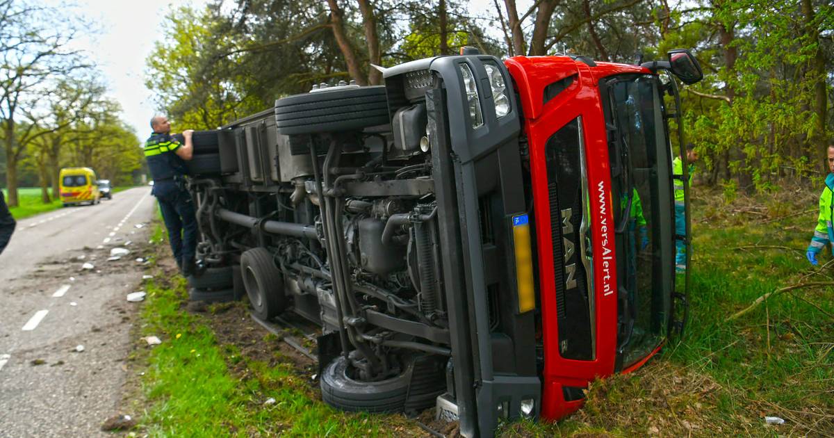 Vrachtwagen gekanteld na aanrijding met landbouwwerktuig