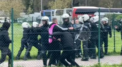 Rellen aan Jan Breydel: Griekse heethoofden proberen stadion binnen te dringen, politie moet ingrijpen