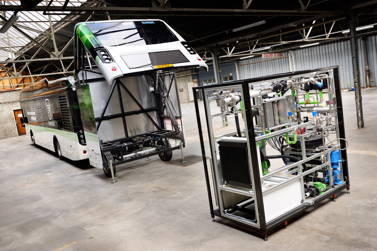 De mierenzuurbus staat nu nog als proef opgesteld in een loods in Eindhoven. Foto: Bart van Overbeeke. Beeld RV