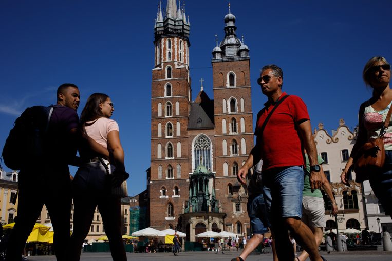 Rynek Główny, la piazza del paese vicino alla Chiesa di Santa Maria nel centro storico di Cracovia, non è mai stata così affollata come prima dell'invasione russa dell'Ucraina.  Immagine di Piotr Malecki per Volkskrant