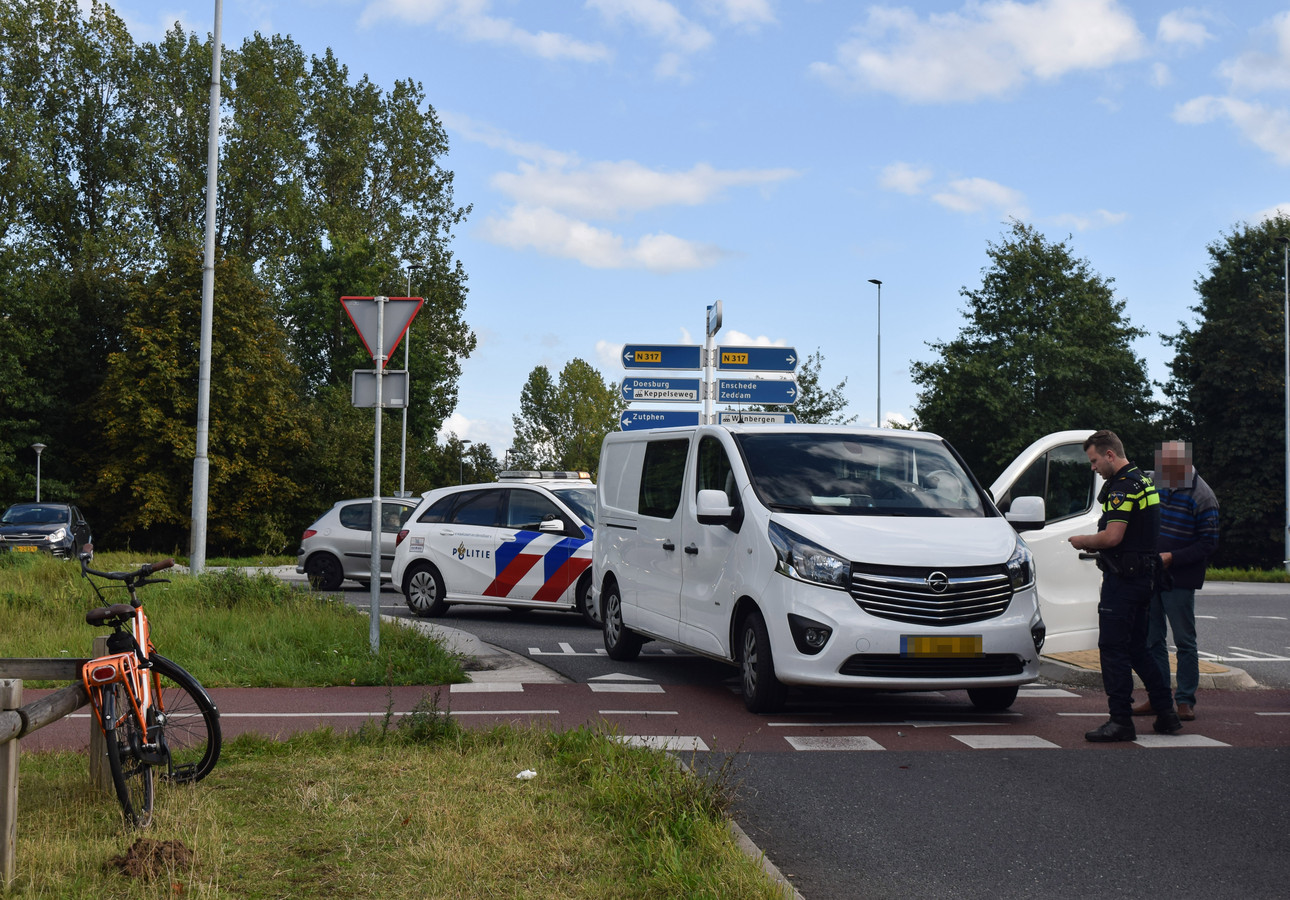 Een fietsster is op de beruchte rotonde bij bedrijventerrein De Huet in Doetinchem aangereden door een bestelbus. Ze is gewond naar het ziekenhuis gebracht.