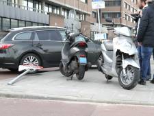Scooter en auto botsen tegen elkaar op Binckhorstlaan