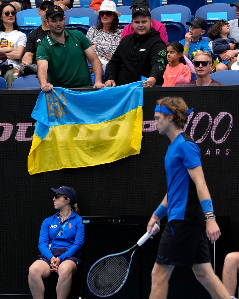 Война в Украине развевается под флагом на теннисном корте Открытого чемпионата Австралии по теннису