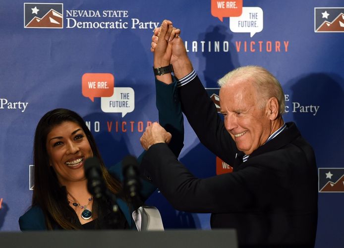 Joe Biden en politica Lucy Flores in 2014.