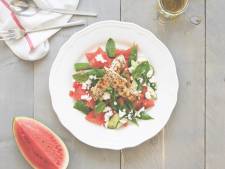 Wat Eten We Vandaag: Watermeloensalade met gegrilde kip, munt en feta