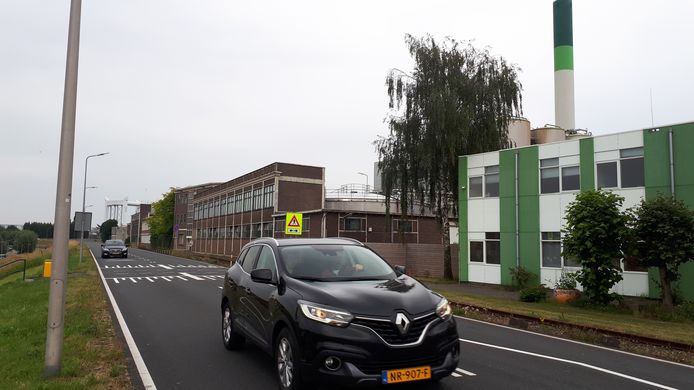 De gevaarlijke oversteekplaats op de Lindtsedijk in Zwijndrecht.