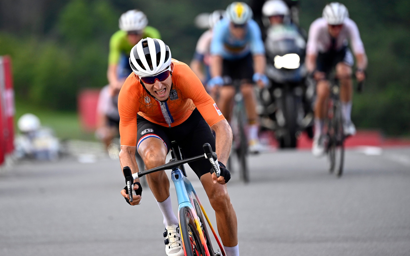 Bauke Mollema deed een poging om weg te rijden bij de rest.